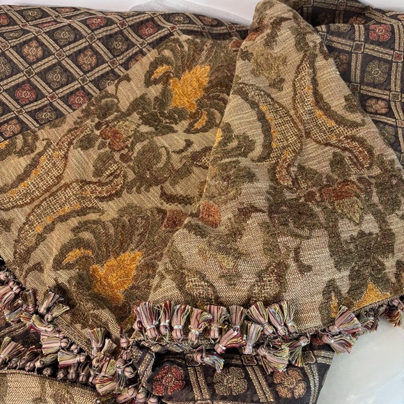 Reversible Heavyweight fabric 50x50” Throw! Dresses up your bed, table,sofa etc! - Picture 5 of 7